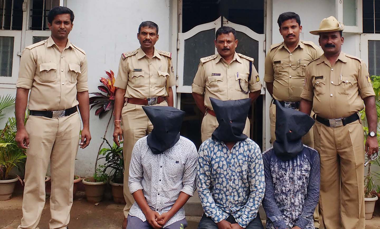 ದರೋಡೆ ಪ್ರಕರಣ: ಮೂವರು ಆರೋಪಿಗಳ ಬಂಧನ